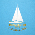 曼彻斯特城足球俱乐部官方队徽，天蓝色背景上有白色船帆和金色字样