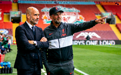 曼城主帅瓜迪奥拉与利物浦主帅克洛普场边指挥的经典同框照片